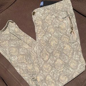 Democracy Ab-solution size 8 -cotton snake print 5 pocket pants w/zipper details